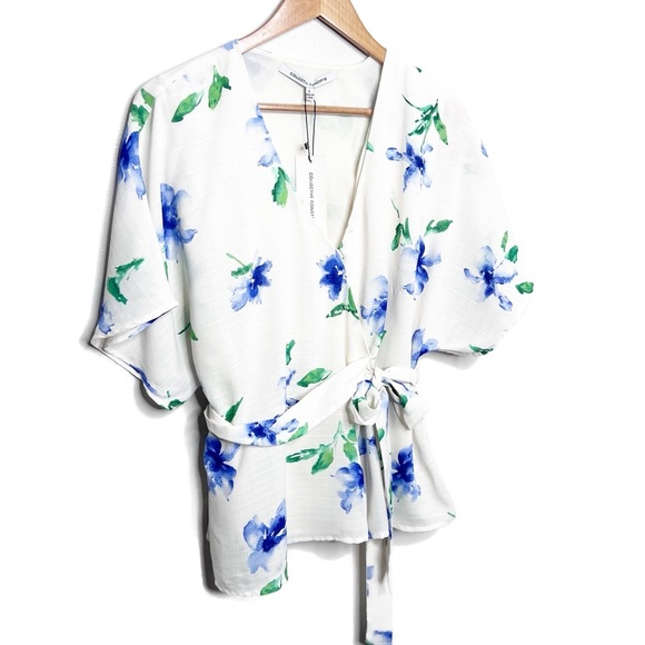 New with Tags Collective Concepts Women’s Floral Wrap Style Short Sleeve Blouse - Picture 3 of 16